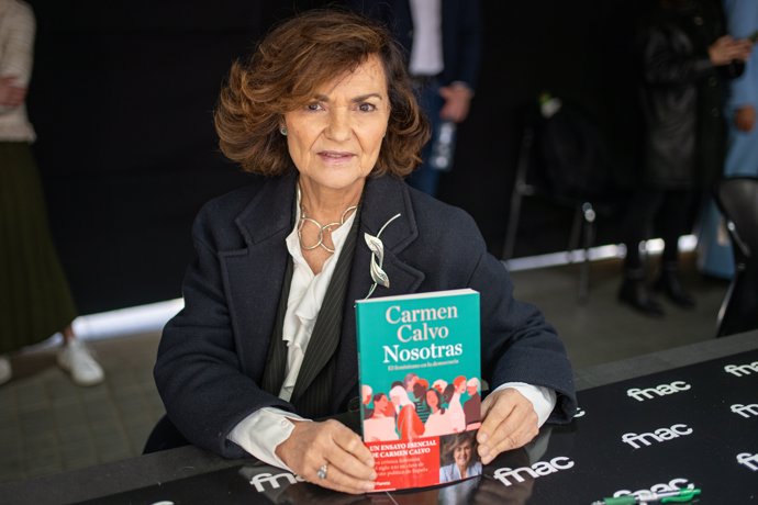 La exvicepresidenta del Gobierno Carmen Calvo durante la firma de libros en el día de Sant Jordi 2024, a 23 de abril de 2024, en Barcelona, Catalunya (España). Barcelona acoge como cada año la festividad de Sant Jordi y engalana la ciudad de rosas rojas.