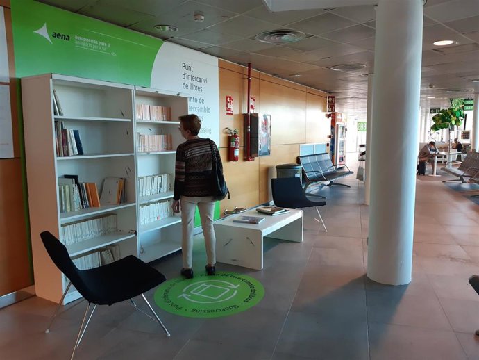 Punto de intercambio de libros en el aeropuerto de Palma.