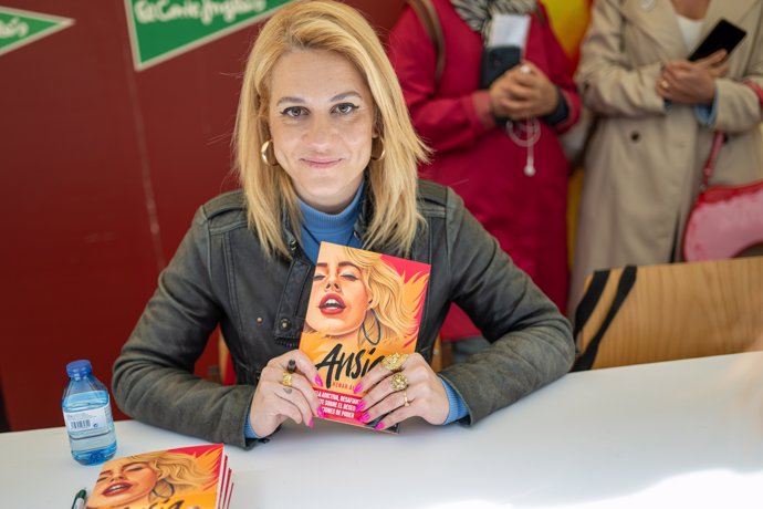La escritora y cómica Henar Álvarez posa con un ejemplar de su libro durante el día de Sant Jordi 2024, a 23 de abril de 2024, en Barcelona, Catalunya (España).