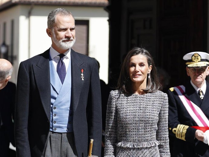 El Rey Felipe y la Reina Letizia a su llegada a la entrega del Premio 'Miguel de Cervantes' 2023 en el paraninfo de la Universidad de Alcalá
