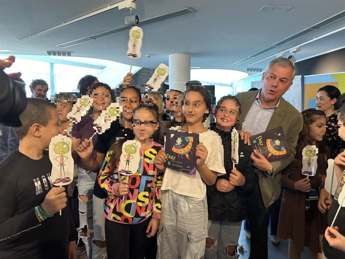 Sanz, con los menores del Polígono Sur autores del libro.