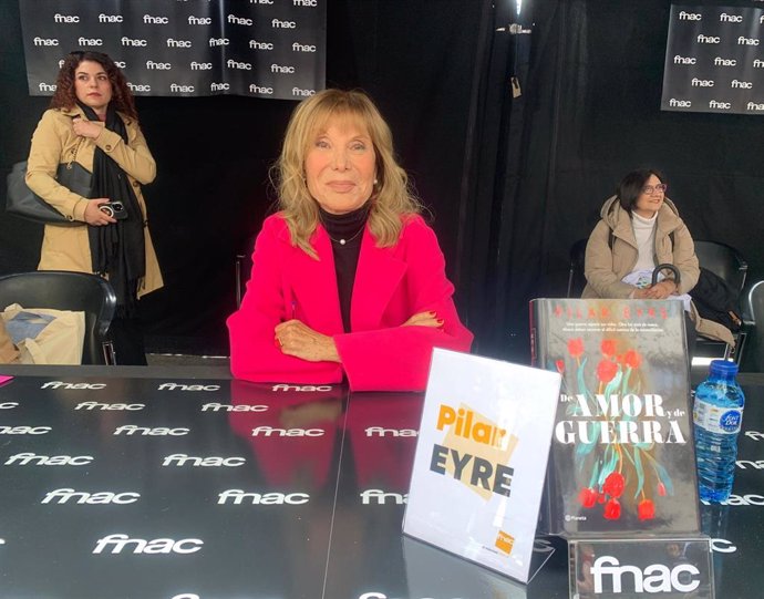 La periodista y escritora catalana Pilar Eyre en la firma de libros de FNAC Triangle en la plaza Catalunya por Sant Jordi, a 23 de abril de 2024