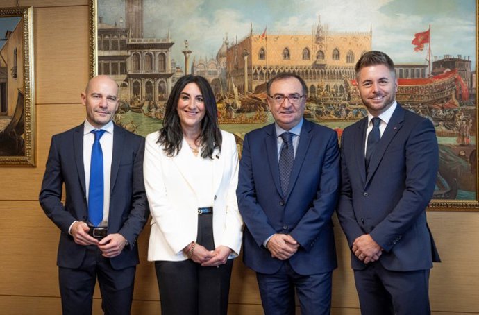Bienvenida del Queen Anne. En la foto, de izquierda a derecha Marco Lunardi, Katie McAlister, Luigi Matarazzo, Paul Ludlow
