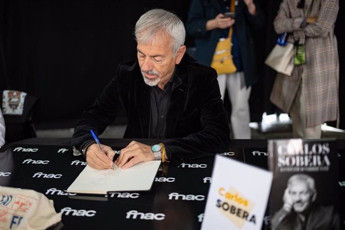El presentador de televisión y escritor Carlos Sobera firma ejemplares de su libro durante el día de Sant Jordi 2024, a 23 de abril de 2024, en Barcelona, Catalunya (España)