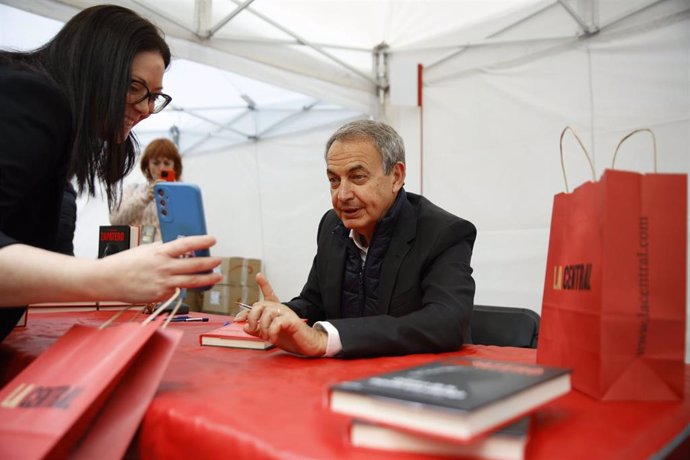 El expresidente del Gobierno José Luis Rodríguez Zapatero durante la firma de su libro 'Crónica de la España que dialoga', en la librería La Central, a 23 de abril de 2024, en Barcelona, Catalunya (España). El libro que fue presentado ayer día 22 de abril