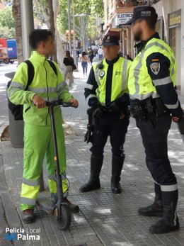 Detienen en Palma a un hombre por robar un patinete valorado en 800 euros, acompañado de dos menores.