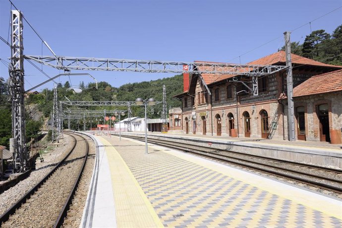 Archivo - Andenes estación de Cercanías de Cercedilla