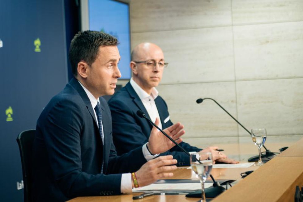 El consejero de Infraestructuras, Daniel Osés, junto al el director general de Política Local y Lucha contra la Despoblación, Óscar León