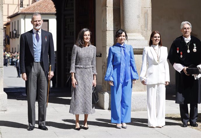 El Rey Felipe, la Reina Letizia, la presidenta de la Comunidad de Madrid, Isabel Díaz-Ayuso, la alcaldesa de Alcalá, Judith Piquet Flores, y el rector de la Universidad, José Vicente Saz, posan a su llegada a la entrega del Premio 'Miguel de Cervantes' 20