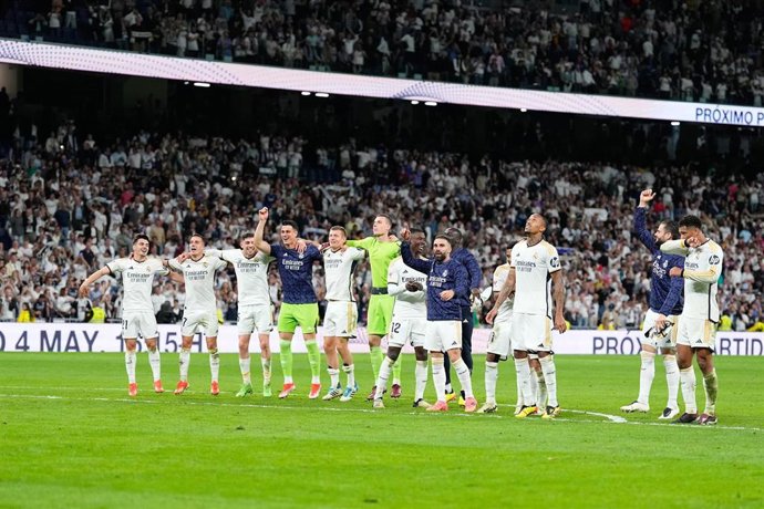 Los jugadores del Real Madrid celebrando la victoria ante el FC Barcelona (3-2).