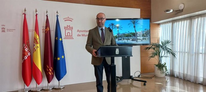 El concejal de Movilidad, Gestión Económica y Contratación del Ayuntamiento de Murcia, José Francisco Muñoz, en una rueda de prensa