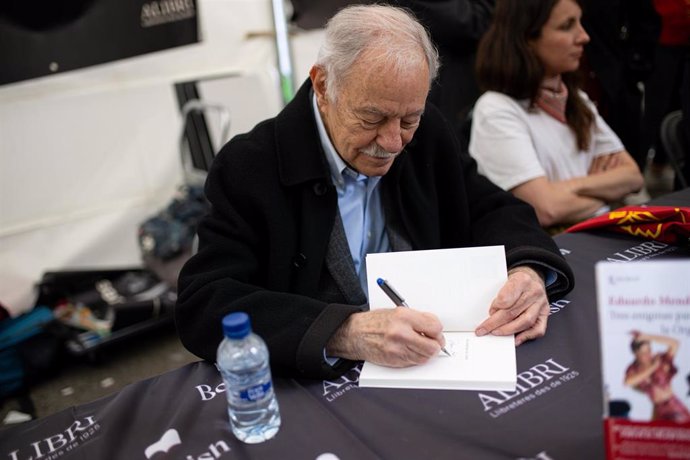 El escritor Eduardo Mendoza durante la firma de ejemplares de su libro en el día de Sant Jordi 2024, a 23 de abril de 2024, en Barcelona, Catalunya (España)