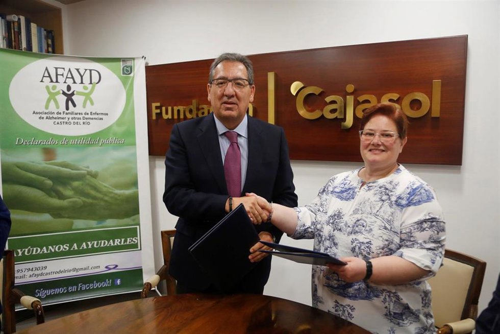 Antonio Pulido y Ana María Villatoro se dan la mano tras la firma del acuerdo.