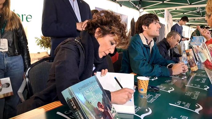 La periodista Sonsoles Ónega, ganadora del Premio Planeta 2023 con 'Las hijas de la criada', firma ejemplares en Barcelona por Sant Jordi, el 23 de abril de 2024.