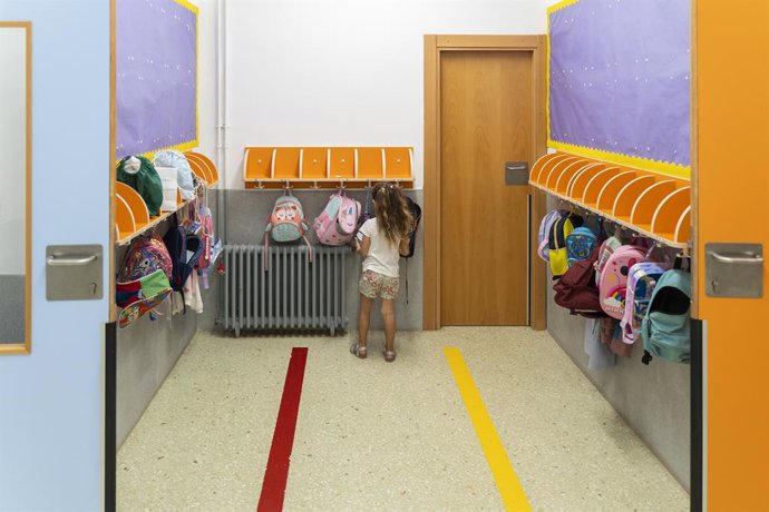 Archivo - Arxiu - Penja-robes amb motxilles penjades el dia en el qual s'inicia el curs escolar 2023/2024