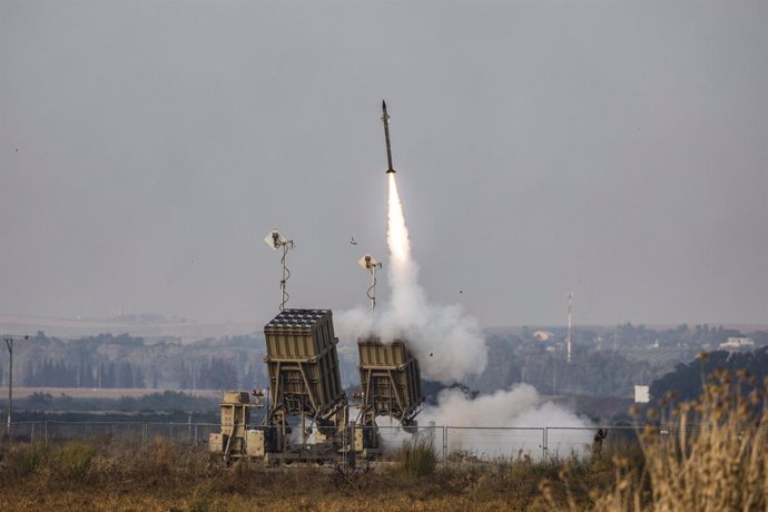 Archivo - El sistema de defensa antiaérea 'Cúpula de Hierro' lanza un interceptor tras el disparo de cohetes desde la Franja de Gaza contra Israel (archivo)