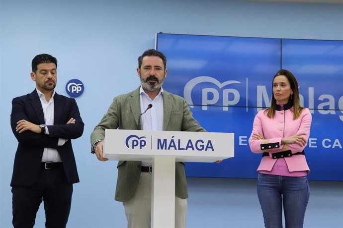 El secretario general del PP de Málaga, José Ramón Carmona, junto a Cristóbal Ortega y Elisa Pérez de Siles.