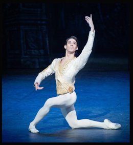 Archivo - Esteban Berlanga participa en un taller de danza en el Festival de Teatro de Cáceres