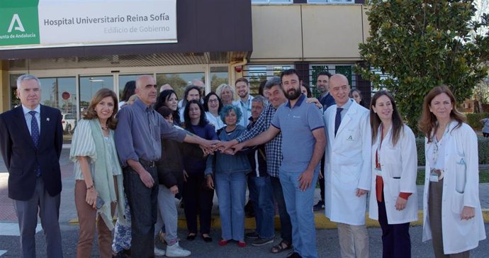 Autoridades, profesionales y participantes en la campaña.