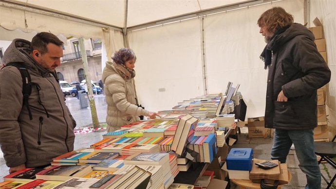 La consejera Esnaola visita la feria del Día del Libro.