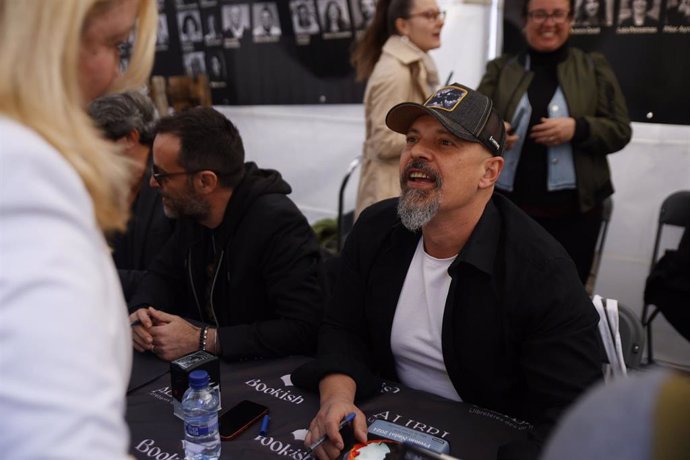 El escritor César Pérez Gellida, Premio Nadal 2024 firma ejemplares de su libro durante el día de Sant Jordi 2024, a 23 de abril de 2024, en Barcelona, Catalunya (España)