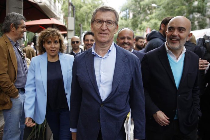 (I-D) La vicepresidenta portavoz del Partido Popular en el Parlamento Europeo, Dolors Montserrat; el presidente del PP, Alberto Núñez Feijóo y el presidente del PP en el Ayuntamiento de Barcelona, Daniel Sirera, durante su visita a Barcelona por el día de