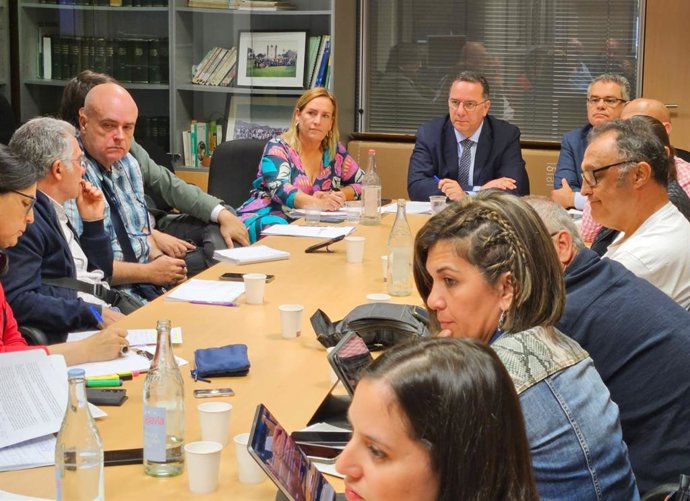 El consejero de Educación del Gobierno de Canarias, Poli Suárez, en una reunión con los sindicatos para abordar la reducción de ratios en los centros educativos