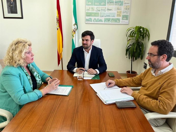 El delegado territorial de Agricultura, Pesca, Agua y Desarrollo Rural de la Junta de Andalucía en la provincia de Cádiz, Francisco Moreno, reunida con la vicepresidenta de Coitand y delegada de esta corporación en Cádiz, Manuela Aguilera.