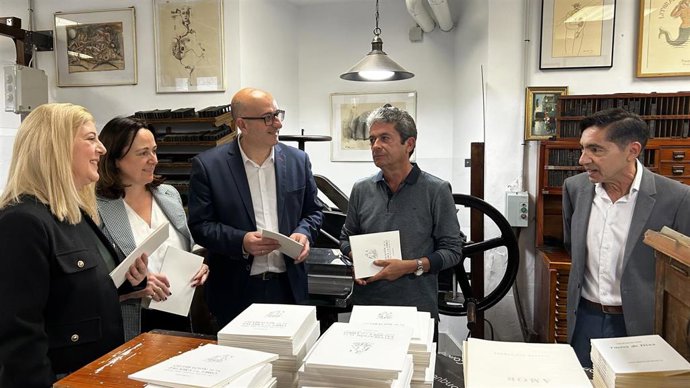 El vicepresidente de Cultura de la Diputación, Manuel López Mestanza, junto a la edil de Cultura de Málaga, Mariana Pineda, la gerente de la Fundación Rafael Pérez Estrada, Ana Cabello, y el director del Centro del 27, José Antonio Mesa Toré.