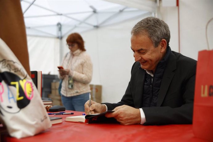 El expresidente del Gobierno José Luis Rodríguez Zapatero durante la firma de su libro 'Crónica de la España que dialoga', en la librería La Central, a 23 de abril de 2024, en Barcelona, Catalunya (España). El libro que fue presentado ayer día 22 de abril