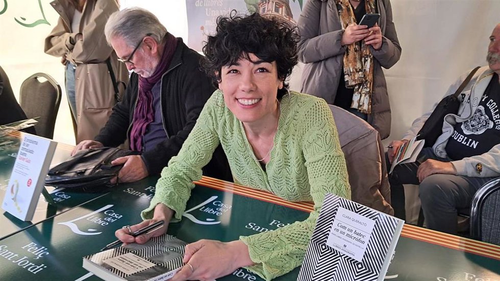 La escritora y profesora Clara Queraltó, ganadora del IX Premi Llibres Anagrama de Novella con 'Com el so d'un batec en un micrfon', durante su firma por Sant Jordi, en Barcelona el 23 de abril de 2024.