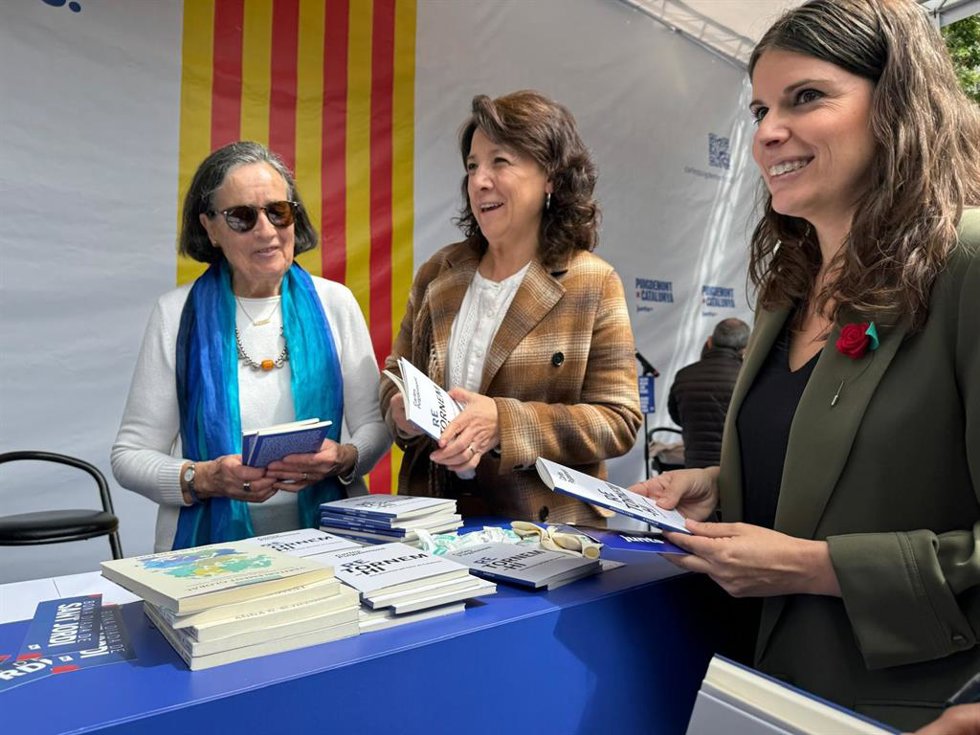 La presidenta del Parlament de Catalunya, Anna Erra, y la cabeza de lista por Tarragona de Junts+, Mnica Sales, en el estand de la formación por Sant Jordi