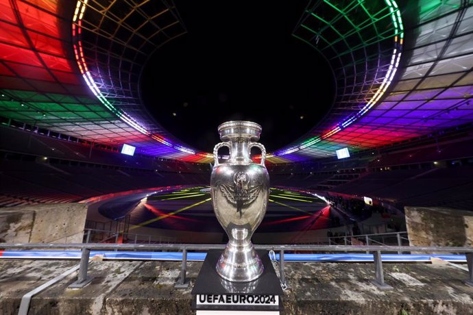 Archivo - El trofeo de la Eurocopa de la UEFA. 