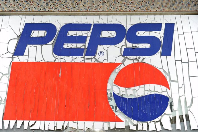 Archivo - FILED - 26 August 2013, Bavaria, Issigau: A former logo of the American beverage manufacturer Pepsi sticks on the window of a supermarket. Pepsi to buy energy drink maker Rockstar for $3.85 billion. Photo: picture alliance / dpa