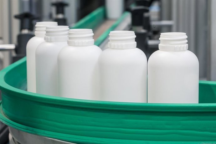 Production of EcoPositive plastic containers in a Bormioli Pharma plant