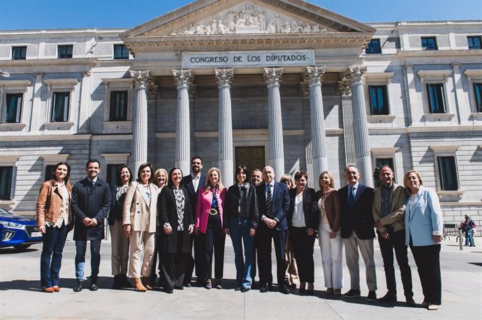 La ministra de Ciencia y secretaria general del PSPV, Diana Morant, con senadores y diputados valencianos del PSPV.