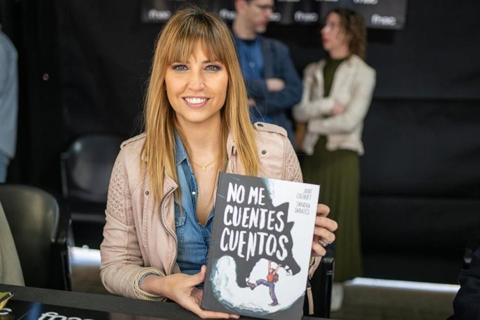 La escritora y presentadora de televisión Sandra Sabatés durante la firma de libros en el día de Sant Jordi 2024, a 23 de abril de 2024, en Barcelona, Catalunya (España)