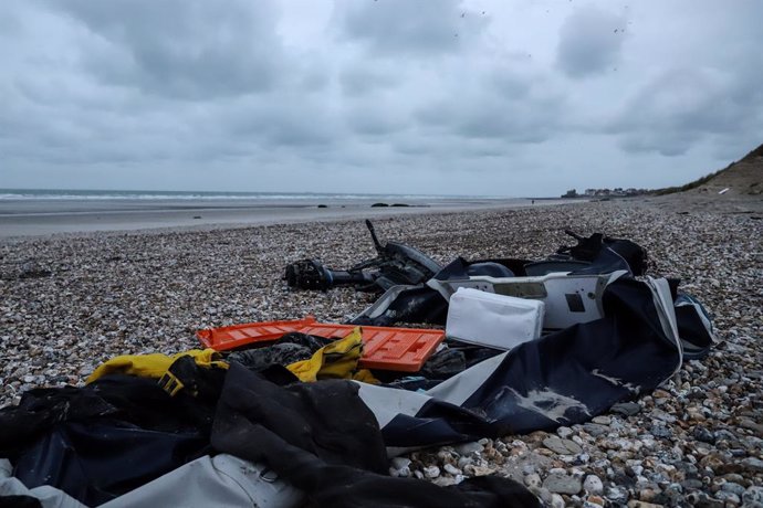 Archivo - November 26, 2021, Wimereux, France: Life jackets, sleeping bags and damaged inflatable small boat are seen on the beach in Wimereux, near Calais, northern France, on November 26, 2021. On November 24, 2021, 27 migrants died when their small boa