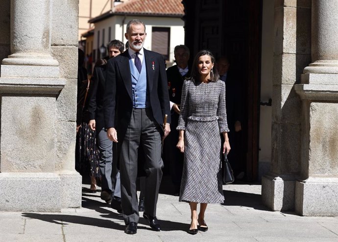 El Rey Felipe y la Reina Letizia a su llegada a la entrega del Premio 'Miguel de Cervantes' 2023 en el paraninfo de la Universidad de Alcalá, a 23 de abril de 2024, en Alcalá de Henares (España). El jurado le ha otorgado el premio a Luis Mateo Díez por “s