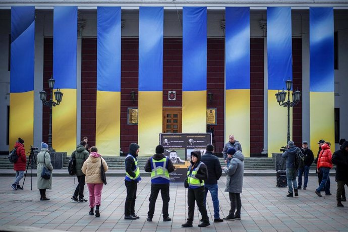 Archivo - 21 February 2024, Ukraine, Odessa: Journalists and police officers stand in front of the port city's town hall, which is decorated with Ukrainian flags. February 24, 2024 marks the second anniversary of the start of the Russian war of aggression