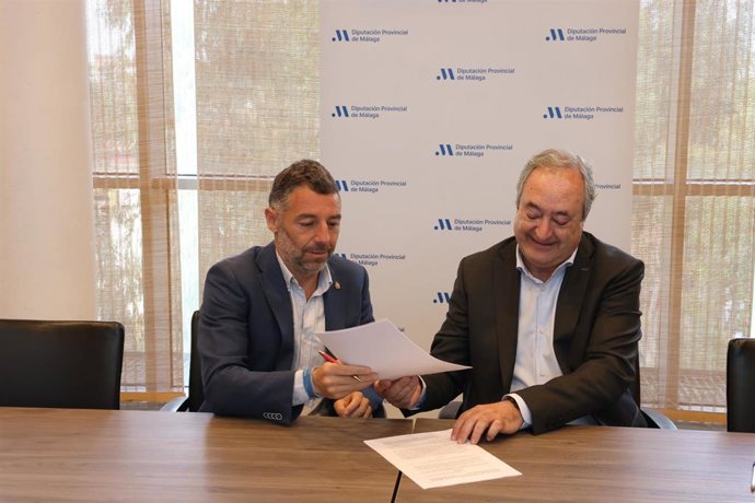 El vicepresidente y diputado de Deportes, Juan Rosas, y el presidente de la Federación Andaluza de Baloncesto, Antonio de Torres García, han suscrito este martes el convenio de colaboración para la celebración de esta competición.