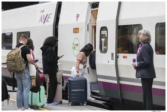Archivo - Viajeros subiéndose a un tren de la empresa Renfe.