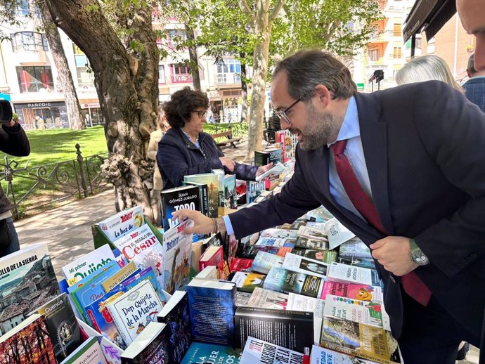 El presidente del PP de Castilla-La Mancha, Paco Núñez, durante la Feria del Libro de Cuenca.