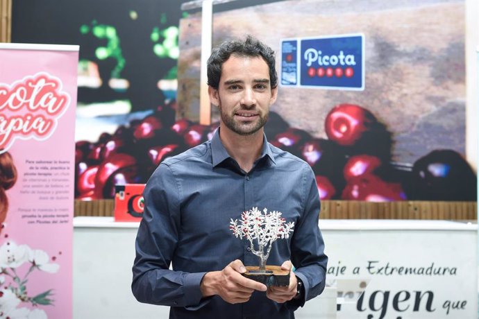 El bicampeón del mundo de marcha Álvaro Martín recibe el Premio a la Excelencia Picota del Jerte 2024