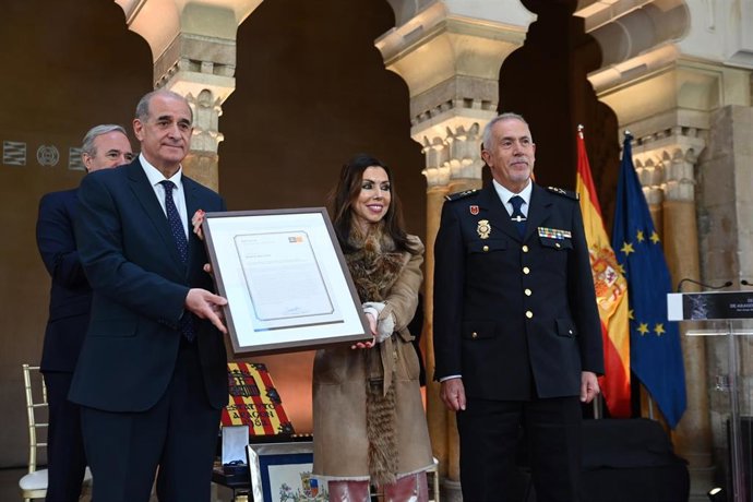 El director general de la Policía Nacional, Francisco Pardo, y el jefe superior de Policía de Aragón, Florentino Marín, reciben de manos de la presidenta del Parlamento autonómico, la Medalla de las Cortes de Aragón