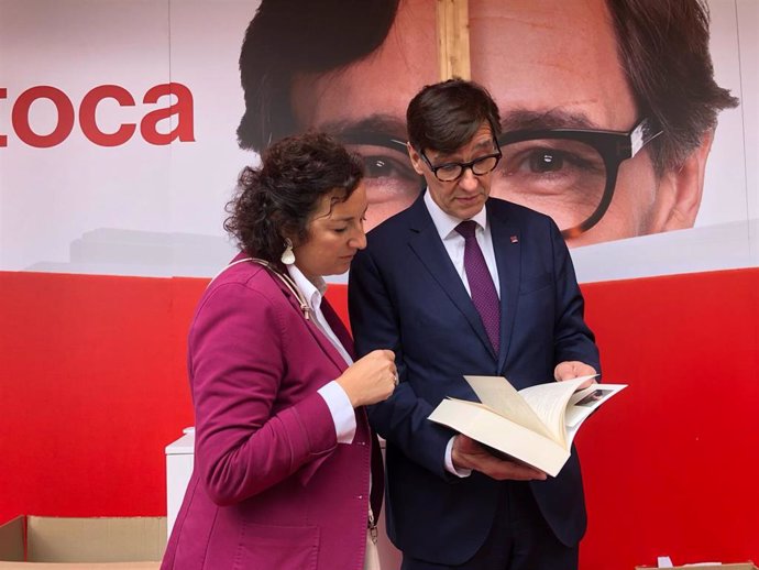 El candidato del PSC al 12M, Salvador Illa, y la número dos de la candidatura, Alícia Romero, en el estand del PSC por Sant Jordi en Barcelona