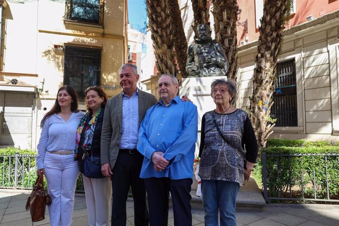 El alcalde de Sevilla inicia la lectura colectiva de 'El Quijote' con motivo de la celebración del Día del Libro