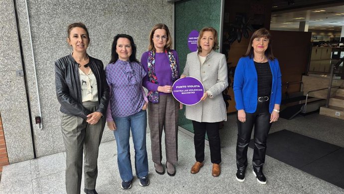 La delegada del Gobierno, Delia Losa, visita la sede del SEPE.