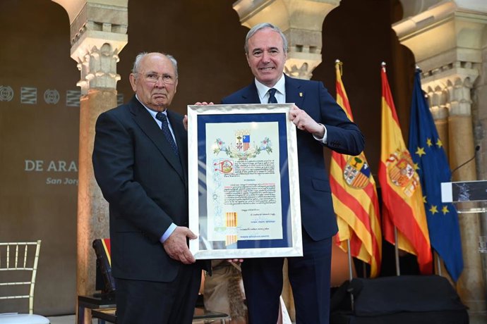 El presidente del Ejecutivo autonómico, Jorge Azcón (d) y el expresidente de Riegos del Alto Aragón, César Trillo (i), durante el acto institucional del Día de Aragón, en el patio de Santa Isabel del Palacio de la Aljafería.