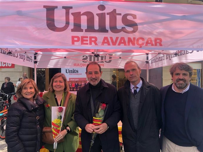 El secretario general de Units per Avançar, Ramon Espadaler, en el estand del partido por la Diada de Sant Jordi en Barcelona